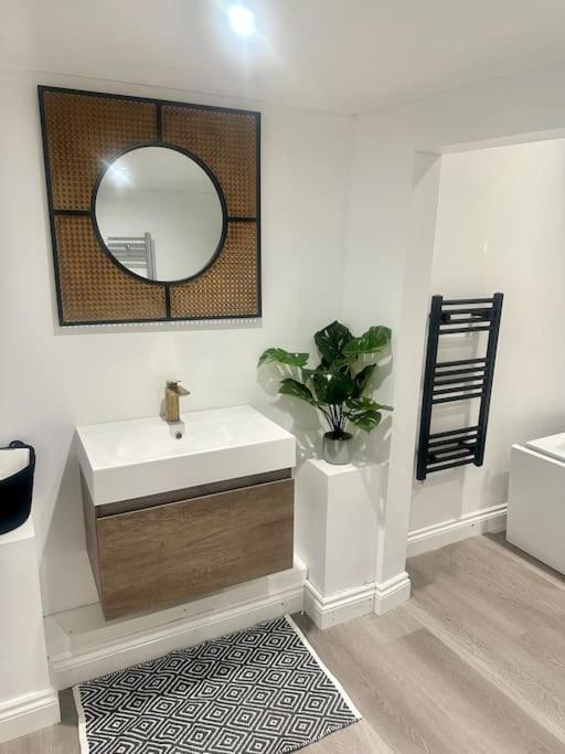 Cosy Stylish Studio Apartment 特罗布里奇 外观 照片