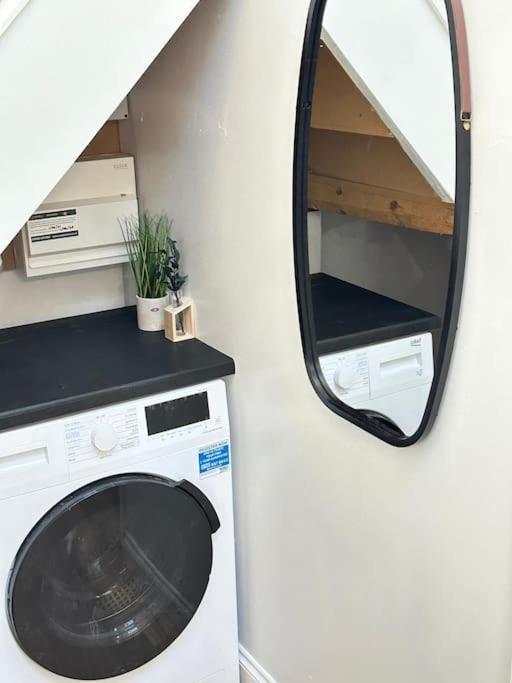Cosy Stylish Studio Apartment 特罗布里奇 外观 照片